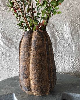 Håndlaget vase med blomster