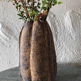 Håndlaget vase med blomster