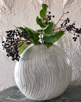 Håndlaget vase med blomster